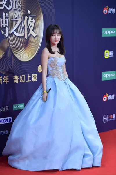 2019年1月11日 中国女星秦兰在中国北京举行的2018年微博夜颁奖仪式上走上红地毯时摆姿势 — 图库照片