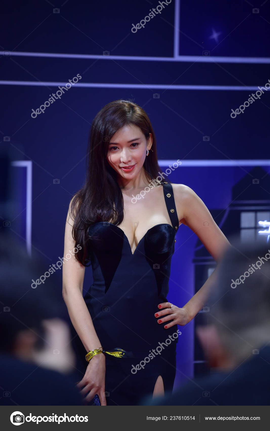 台湾モデル 台湾のモデルで女優リン チーリンと 2019 Weibo 2018 中国でのレッド カーペットに到着彼女のポーズします —  ストック編集用写真©ChinaImages#237610514