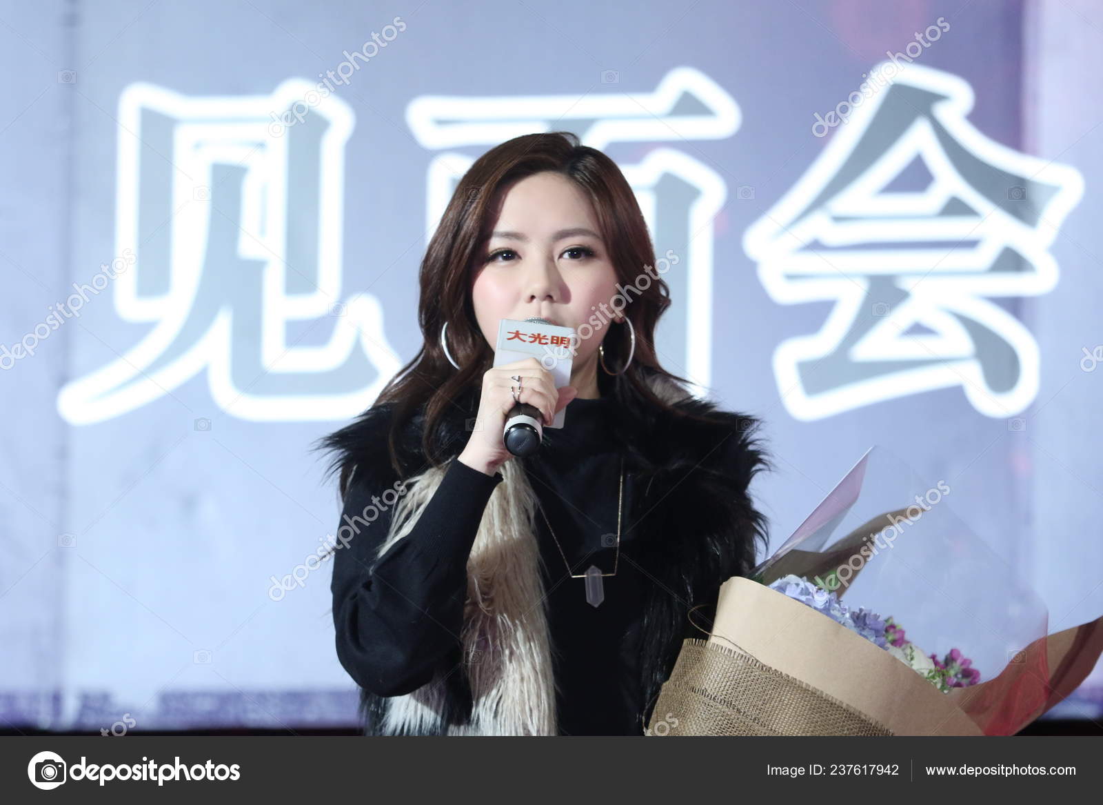 Гонконгская Певица Глория Тан Кей Известная Псевдонимом Принимает.