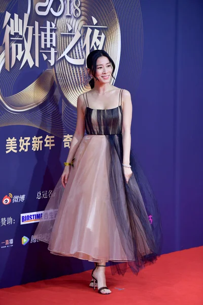 香港の女優余詩曼ポーズと 2019 Weibo 2018 中国でのレッド カーペットに到着彼女 — ストック写真
