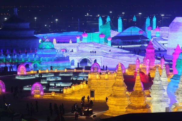 Turistas Visitam Esculturas Gelo Iluminadas Durante Julgamento China Harbin Ice — Fotografia de Stock