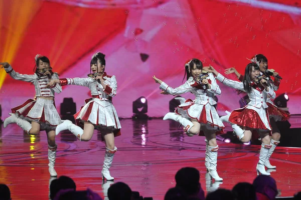 สมาช กของกล มสาวญ Akb48 Team8 แสดงในงาน Young Choice Youku Awards — ภาพถ่ายสต็อก