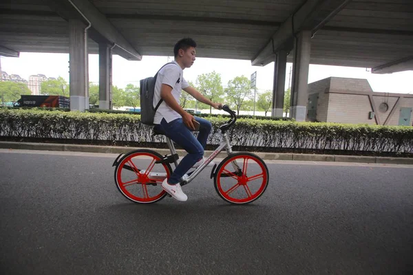 Een Chinese Man Rijdt Een Fiets Van Bike Leningen Dienst — Stockfoto