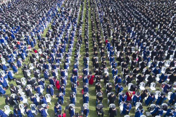 Widok Lotu Ptaka Absolwentów Ubrane Suknie Akademickich Biorąc Udział Ceremonii — Zdjęcie stockowe