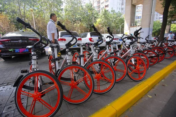 自転車貸出サービス Mobike の自転車は 2016 上海で道路に見られています — ストック写真