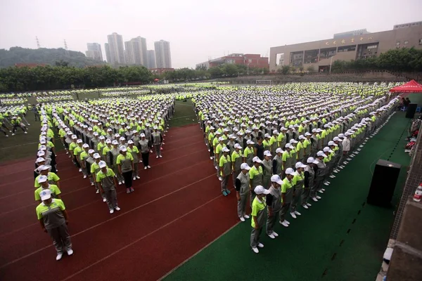 Jóvenes Estudiantes Chinos Con Uniformes Fluorescentes Participan Una Sesión Entrenamiento — Foto de Stock