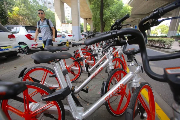 Ποδήλατα Ποδήλατο Δανεισμός Υπηρεσία Mobike Παρατηρούνται Ένα Δρόμο Στη Σαγκάη — Φωτογραφία Αρχείου