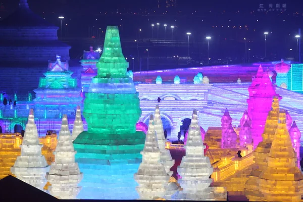 Turista Látogasson Megvilágított Jégszobrok Során Próba Fuss Kínai Harbin Ice — Stock Fotó