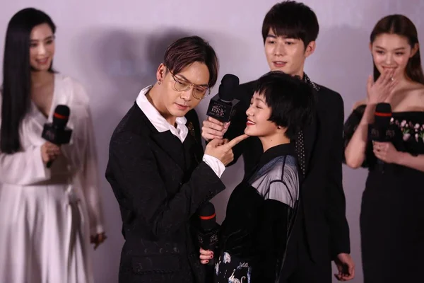 Ator Hong Kong William Chan Frente Esquerda Interage Com Atriz — Fotografia de Stock