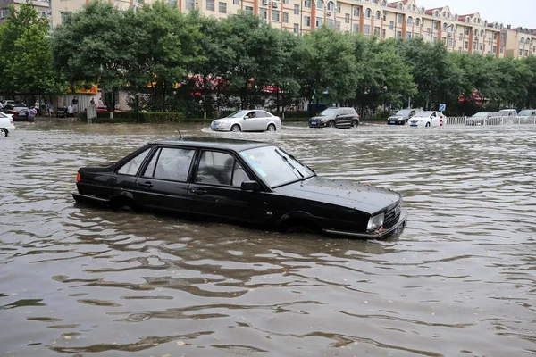 Egy Autó Félig Elmerült Árvízi Egy Elárasztott Úton Weifang Város — Stock Fotó