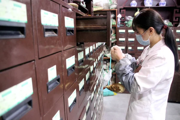 2016년 12월 21일 장쑤성 쑤저우시의 약국에서 의학을 분배하는 — 스톡 사진