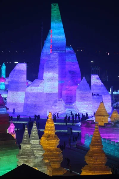 Turistas Visitam Esculturas Gelo Iluminadas Durante Julgamento China Harbin Ice — Fotografia de Stock