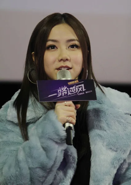 香港歌手格洛丽亚 唐子凯以舞台名字 而闻名 她出席了2016年12月25日在中国中部湖北省武汉市拍摄的新片 Force 的宣传活动 — 图库照片