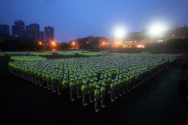 Jovens Estudantes Chineses Vestindo Uniformes Fluorescentes Participam Uma Sessão Treinamento — Fotografia de Stock