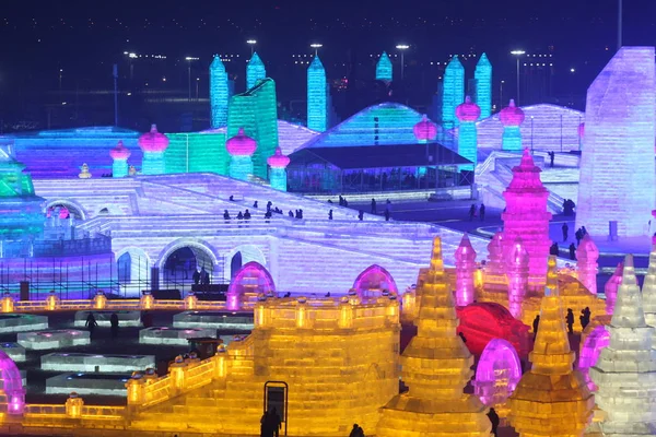 Turistas Visitam Esculturas Gelo Iluminadas Durante Julgamento China Harbin Ice — Fotografia de Stock