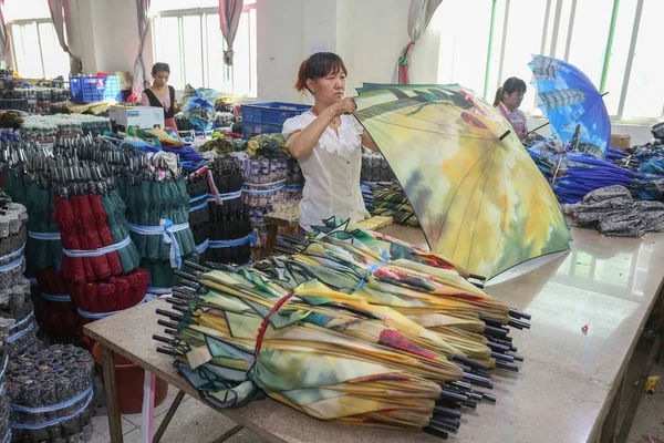 Las Trabajadoras Chinas Hacen Sombrillas Una Fábrica Ciudad Jinjiang Provincia — Foto de Stock