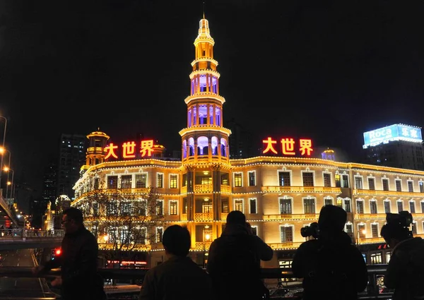 Yayalar Aralık 2016 Işıklı Shanghai Dashijie Olarak Bilinen Büyük Dünya — Stok fotoğraf