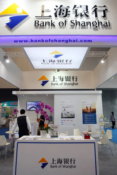 Empregados Chineses Trabalham Stand Banco China Durante Uma Exposição Xangai — Fotografia de Stock