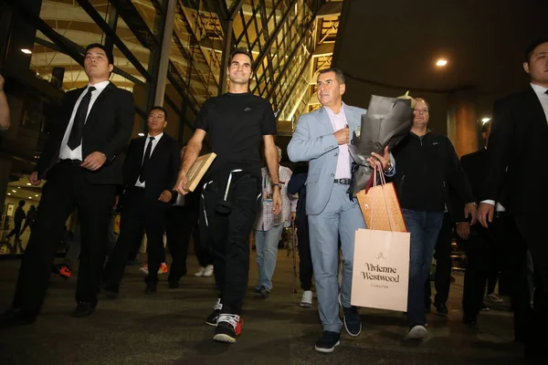 Tennista Svizzero Roger Federer Centro Ritratto Mentre Arriva All Aeroporto — Foto Stock