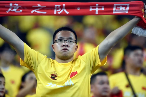Fanático Del Fútbol Chino Sostiene Una Pancarta Con Letreros Que — Foto de Stock