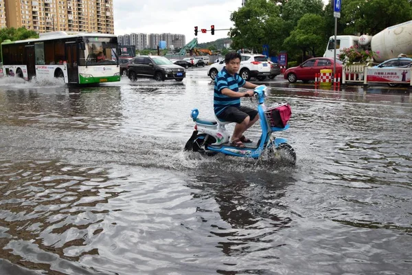 Ciclista Monta Una Carretera Inundada Causada Por Lluvias Torrenciales Ciudad — Foto de Stock