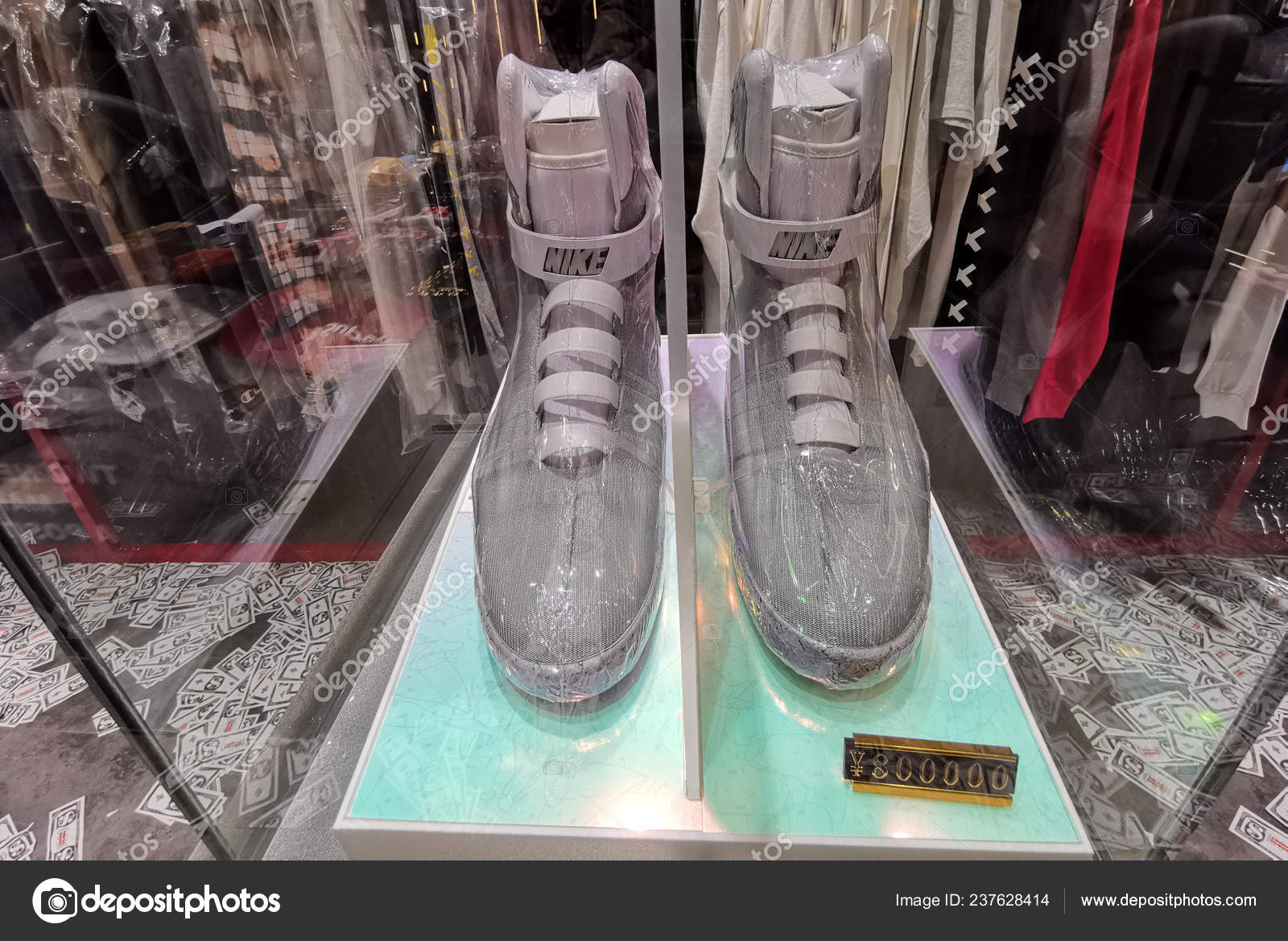 overzee Verzoekschrift rekken Pair Nike's Limited Edition Self Lacing Back Future Shoes Displayed – Stock  Editorial Photo © ChinaImages #237628414