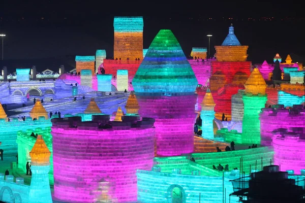 Los Turistas Visitan Esculturas Hielo Iluminadas Durante Período Prueba Del — Foto de Stock