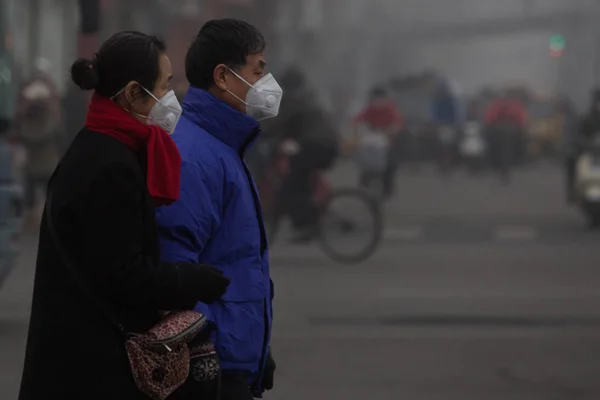 Piesi Noszenie Maski Przed Zanieczyszczeniem Powietrza Chodzić Drodze Ciężkich Smog — Zdjęcie stockowe