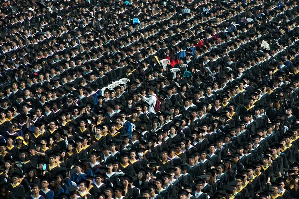 2017年6月22日 在中国中部湖北省武汉市武汉大学举行的毕业典礼上 身着学术服装的毕业生鸟图 — 图库照片