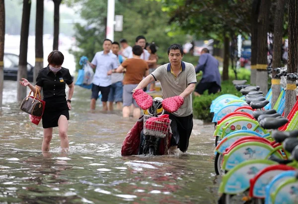Ein Anwohner Schiebt Sein Elektrofahrrad Auf Einer Überfluteten Straße Der — Stockfoto