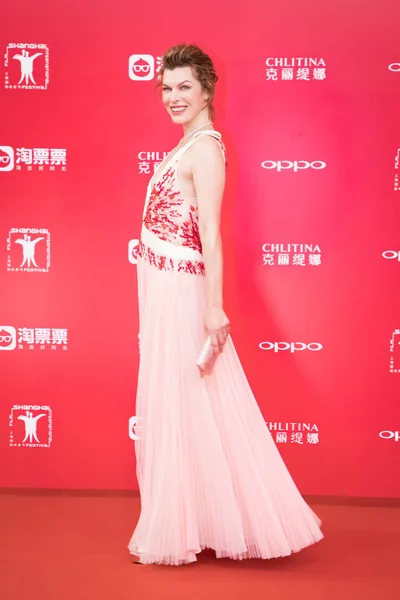 2017 上海で 上海国際映画祭の閉会式のレッド カーペットに到着するアメリカの女優ミラ ジョヴォヴィッチ — ストック写真