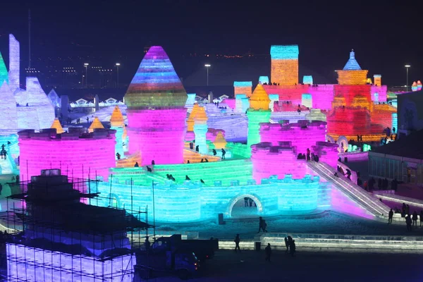 Turista Látogasson Megvilágított Jégszobrok Során Próba Fuss Kínai Harbin Ice — Stock Fotó