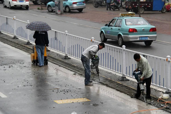 Trabajadores Chinos Demolen Las Vías Especiales Para Autobús Elevado Tránsito — Foto de Stock