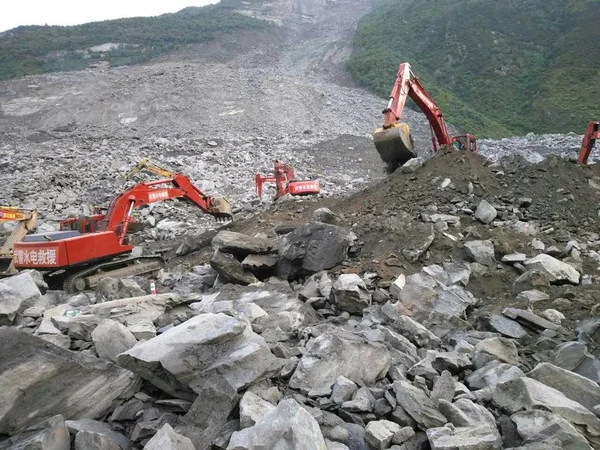 Escavadeiras Procuram Sobreviventes Vítimas Detritos Aldeia Xinmo Devastados Pelo Deslizamento — Fotografia de Stock