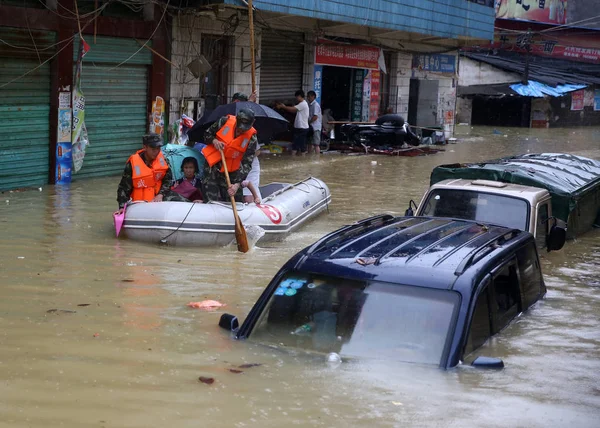 Čínští Záchranáři Evakuovali Místní Obyvatele Nafukovatelnou Životní Lodí Zaplavených Oblastí — Stock fotografie