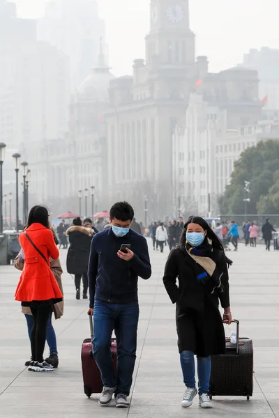 Tourists Wearing Face Masks Visit Promenade Bund Heavy Smog Shanghai — Stock Photo, Image