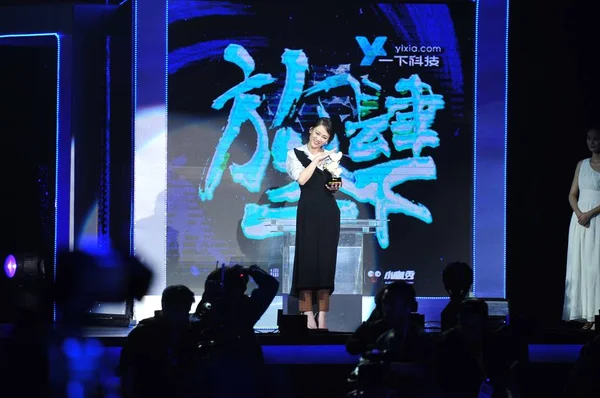 Tchajwanského Zpěvačka Herečka Joe Chen Představuje Její Trofej Slavnostní Prezentaci — Stock fotografie