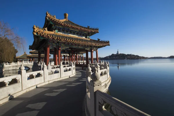 Een Uitzicht Het Beihai Park Onder Blauwe Hemel Tijdens Een — Stockfoto