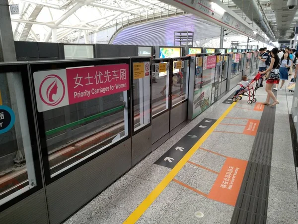 Passeggeri Donne Aspettano Treno Della Metropolitana Accanto Una Segnaletica Priority — Foto Stock