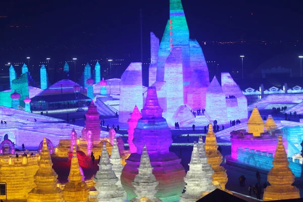 Los Turistas Visitan Esculturas Hielo Iluminadas Durante Período Prueba Del — Foto de Stock