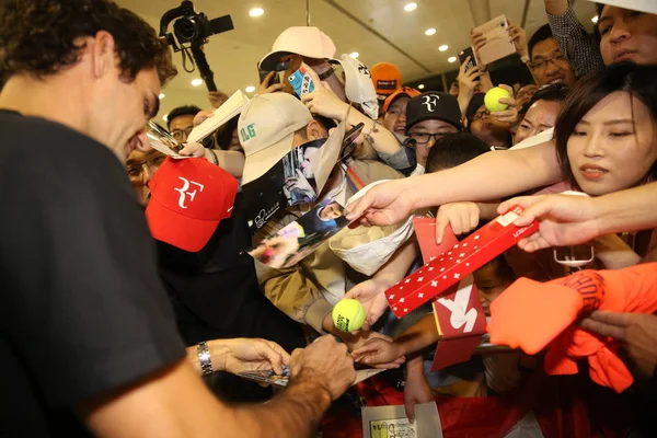 Tennista Svizzero Roger Federer Sinistra Firma Autografi Tifosi Suo Arrivo — Foto Stock