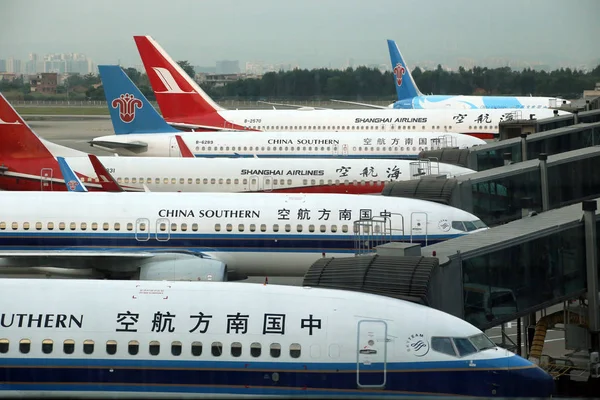 Utasszállító Repülőgépek China Southern Airlines Shanghai Airlines Parkolnak Guangzhou Baiyun — Stock Fotó