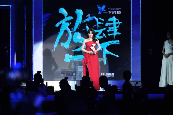 Kinesisk Skådespelerska Liu Yan Poserar Med Sin Trofé Vid Prisutdelningen — Stockfoto