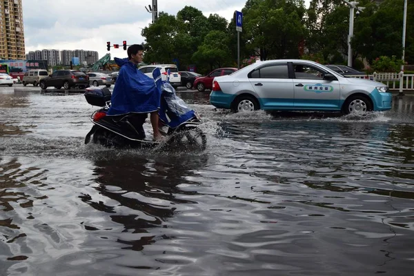 Ciclista Monta Una Carretera Inundada Causada Por Lluvias Torrenciales Ciudad — Foto de Stock