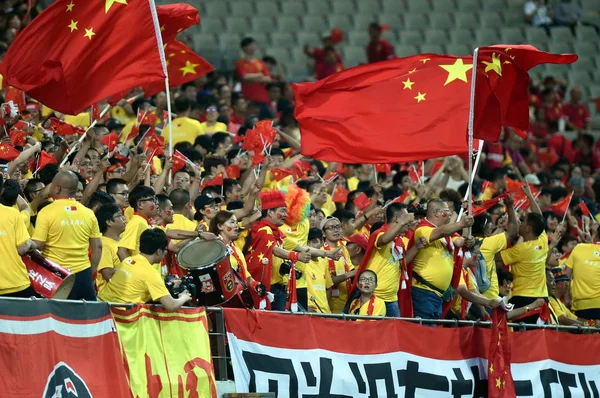 Fãs Futebol Chinês Acenam Com Bandeiras Nacionais Gritam Slogans Para — Fotografia de Stock