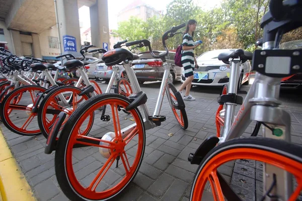 Fahrräder Des Fahrradverleihdienstes Mobike Auf Einer Straße Shanghai China August — Stockfoto
