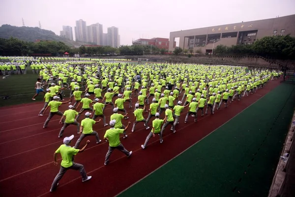 Junge Chinesische Studenten Fluoreszierenden Uniformen Nehmen Einem Militärischen Training Der — Stockfoto