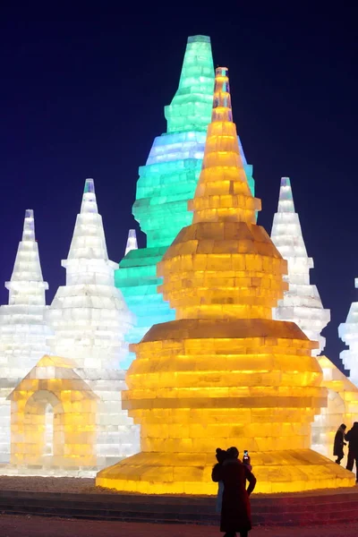 Turistas Visitam Esculturas Gelo Iluminadas Durante Julgamento China Harbin Ice — Fotografia de Stock