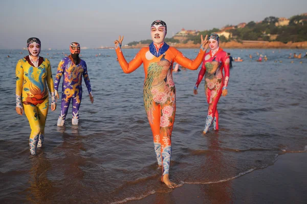 Chinese Vrouwen Dragen Facekinis Poseren Een Strand Resort Qingdao City — Stockfoto