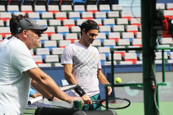 Швейцарский Теннисист Роджер Федерер Справа Принял Участие Тренировочной Сессии Теннису — стоковое фото